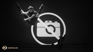Główny tancerz Rocky Liao i fotograf, tancerz Songtao Feng, złamali więcej niż jeden zakaz, robiąc to zdjęcie przed występem.