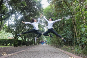 舞蹈演員Ceci Wang（左）和Helen Li在哥倫比亞的林蔭路上跳舞，因為身穿西裝襯衫，所有動作都顯得那麼筆挺。（攝影：舞蹈演員藤安娜）