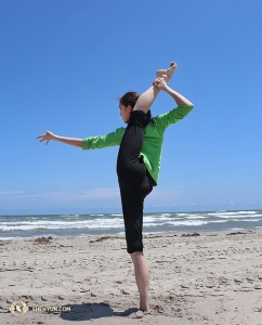 Dancer Yuqin Xin. Can you tell these dancers love to stretch? (Photo by Kaidi Wu)