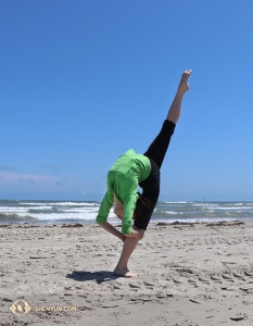 Dancer Yuqin Xin enjoys an afternoon off on the beach in Texas. (Photo by Kaidi Wu)
