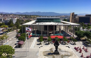 Shen Yun International Company for weeks enjoyed early summer in Southern California. This is the view from the terrace at Los Angeles’ Dorothy Chandler Pavilion. (Photo by projectionist Annie Li)