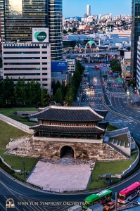 The company arrived in Seoul and saw early morning sun above Sungnyemun Gate. (Photo by bassist TK Kuo)