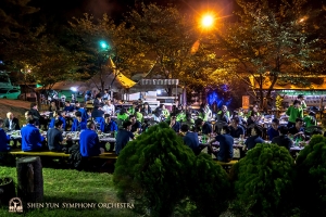 The autumn outdoors and long communal tables made for a jovial night. (Photo by bassoonist Steven Louie)