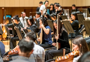 The next day, at Daegu Concert House, musicians, including pipa and erhu players in the center, warmed up before a rehearsal.  (Photo by TK Kuo)