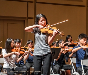 Soloist Fiona Zheng playing with passion.
