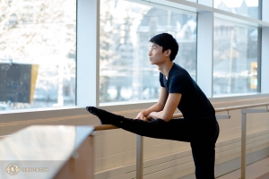 Angelia Wang, originaire de Chicago, utilise la balustrade de l’escalier en verre du théâtre comme barre pour ses échauffements ! (Photo de Kenji Kobayashi)