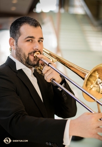 Le tromboniste Alexandru Moraru et le trompettiste Vladimir Zemtsov utilisent l'espace ouvert du hall pour s'exercer. (Photo de Kenji Kobayashi)