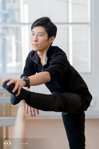 Une Michelle Lian parfaitement droite s’étire dans le hall du Four Seasons Centre. Michelle est première danseuse au sein de la Shen Yun New York Company. (Photo de Kenji Kobayashi)