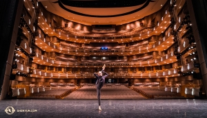 Les danseurs Nara Cho et Kathy Rui se familiarisent à la scène du Four Seasons Centre for the Performing Arts à Toronto. D’une construction inspirée par les grands opéras européens, l’auditorium de 5 niveau et en fer à cheval fut construit pour que la scène soit parfaitement visible et au plus près possible des 2 000 sièges qu’il contient. (Photo du Premier danseur Kenji Kobayashi)