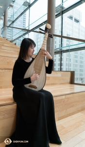Yuru Chen takes advantage of the natural light to practice. The pipa has only four strings but is able to create a variety of sounds. Do you think it looks a bit like a guitar? One of Shen Yun's pipa players wants to tell you a bit more about the pipa. Check it out <a href=https://www.shenyun.com/videos/about-shen-yun/play/ITcVRbJcC4Y/the-pipa-%E2%80%93-a-closer-look target=_blank>here.</a> (Photo by Percussionist Tiffany Yu)

