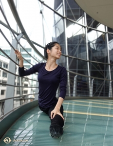 Linjie Huang, al Sydney Lyric Theatre, usa la ringhiera per stabilizzare la sua spaccata. La Shen Yun International Company è rimasta nella città dal 7 all'11 febbraio per esibirsi in sette spettacoli (foto della proiezionista Annie Li)