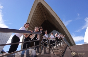 Nel frattempo, la Shen Yun International Company ha visitato Sydney, in Australia. Qui, le ballerine sono ritratte mentre salgono le scale della Sydney Opera House (foto della proiezionista Annie Li)