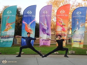 I ballerini Danny Li e Henry Hong (a destra) posano davanti a cinque striscioni delle precedenti esibizioni di Shen Yun a Escondido. Attualmente, questa compagnia si trova a Londra per eseguire quattordici spettacoli già tutto esaurito! (foto del ballerino Tony Zhao)