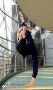 La prima ballerina Elsie Shi si scalda godendosi la vista (foto della proiezionista Annie Li)