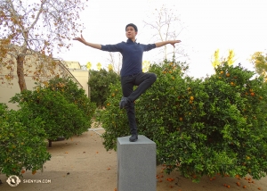 Recentemente, la Shen Yun New York Company ha visitato Escondido, in California, dove si è esibita in tre spettacoli. Il primo danzatore Danny Li, mentre si godeva il clima caldo, ha assunto la posa di una statua tra gli alberi d'arancio (foto del ballerino Tony Zhao)