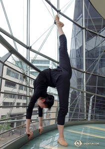 La ballerina Olivia Chung slancia la gamba in avanti. Per conoscere meglio questi movimenti della danza classica cinese, clicca <a href=