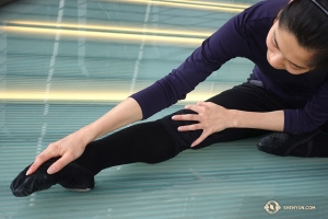 Dopo le visite turistiche, è il momento degli allungamenti. La prima ballerina Linjie Huang presta particolare attenzione alle sue dita dei piedi (foto della proiezionista Annie Li)
