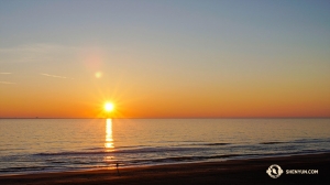 After three sold-out shows in Virginia, the Shen Yun World Company rose with the sun for an early departure to Rhode Island. Before their ten-hour drive commenced, they were able to capture this beautiful sunrise on Virginia Beach. (Photo by projectionist Regina Dong)
