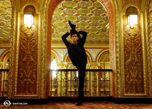 When the Providence Performing Arts Center opened its doors in 1928, thousands of people came to see the shiny gilding on the intricate plasterwork and the huge chandeliers throughout the interior. (Photo by dancer Suzuki Rui)

