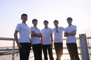 演出間隙，舞蹈演員李寶滿、黃子恆、David Xiao、Scott Xu和Allen Liu在台灣鹽田前合影。（攝影：舞蹈演員趙熠軒）