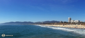 On their way from Costa Mesa to Thousand Oaks, the Shen Yun World Company stops by Santa Monica Beach. (Photo by projectionist Regina Dong)