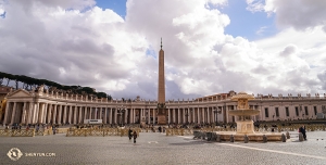 In the vast public space of the Piazza San Pietro (St. Peter's Square), we admired the ancient Egyptian obelisk and beautiful fountains. (Photo by Principal Dancer Kenji Kobayashi)