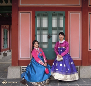 Erhuist Linda Wang and Japanese emcee Xiangmei look very natural in front of buildings that were originally constructed in 1395.