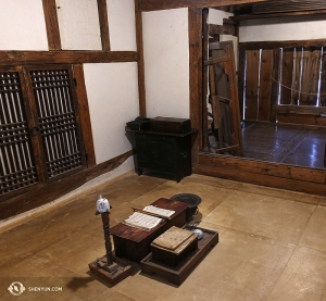 Close to the Palace, the artists found a quiet space in the National Folk Museum of Korea. (Photo by Annie Li)