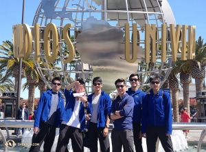 Visiting California would not be complete without a visit to Universal Studios. Dancer Chad Chen, dancer Ben Chen, dancer Leo Lee, L.A. guide Sam Pu, dancer Jun Liang, and dancer Daniel Sun (L to R) visit the famous L.A. theme park on their day off from performing at the Microsoft Theater. (Photo by production manager Gregory Xu)