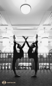 In Aurora, Illinois, dancer Huiyi Fan and Principal Dancer Kaidi Wu hold a symmetrical pose in the lobby of the Paramount Theatre. Due to popular demand, a seventh performance was added to the schedule at this theater. (Photo by Ye Jin)