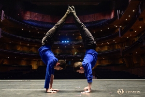 È tempo di prepararsi per lo spettacolo. I ballerini Johnny Cao e Allen Li si aiutano reciprocamente a bilanciare le loro mani sul palco del Conjunto de Artes Theatre a Guadalajara, in Messico, dove sono in programma quattro spettacoli sold-out (foto di Edwin Fu)