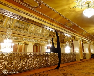 Il ballerino Joe Huang nella hall del Benedum Center for the Performing Arts di Pittsburgh, in Pennsylvania