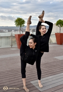 La ballerina Cici Wang e la prima ballerina Miranda Zhou-Galati in posa a Puebla, in Messico. Come possono mantenere queste posizioni mentre ridacchiano ?! (foto di Yuxuan Liu)