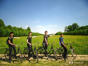 Cosa fanno i ballerini nel loro giorno libero? …un po’ d’esercizio, naturalmente! In bicicletta nei giardini di Versaille ci sono Jack Han, Peter Kruger, Henry Hong e Felix Sun (da sinistra a destra). Per soddisfare la grande richiesta è stato aggiunto uno spettacolo ai sette in programma a Parigi (foto di Tony Zhao)
