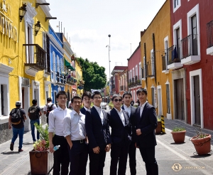 I ballerini della Shen Yun Touring Company esplorano insieme le strade del centro storico di Puebla (foto di Edwin Fu)