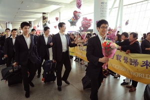 … e tornare a casa è sempre un piacere. La Shen Yun Touring Company, di ritorno a New York, viene accolta dai fan all'aeroporto (foto di The Epoch Times)