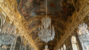 Delicati lampadari e dettagli decorati adornano la famosa Sala degli Specchi di Versailles (foto della percussionista Tiffany Yu)