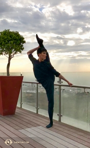 Il ballerino Edwin Fu guarda Puebla, in Messico (foto di Rachel Bastick)