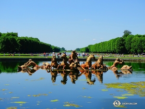 Il palazzo è circondato da splendidi giardini, adornati da elaborate statue (foto di Tony Zhao)