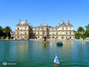 Poi via in un altro palazzo, adibito a diversi usi, da residenza reale, a prigione, a museo, prima di diventare un edificio legislativo. In questa foto c’è la facciata sud del Palais du Luxembourg, con barche a vela in miniatura che galleggiano nel bacino all’interno del giardino (foto di Tony Zhao)
