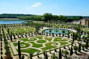 Gli incantevoli giardini di Versailles sono delicatamente curati (foto di Jack Han)