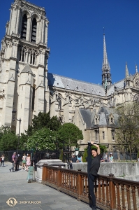 Il ballerino Henry Hong posa fuori da Notre-Dame (foto di Jack Han)