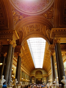 Un'altra immagine interna della squisita architettura di Versailles (foto di Tony Zhao)