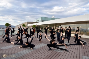 I ballerini della Shen Yun Touring Company posano insieme sul balcone del Metropolitan Auditorium di Puebla, in Messico (foto della cantante Rachael Bastick)