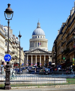 Sebbene non abbiamo il tempo di entrare, passiamo accanto al Panthéon, costruito originariamente come chiesa nel 18° secolo (foto di Tony Zhao)