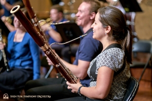 Pemain Bassoon Gabriela Gonzalez dan Aleksander Velichko tertawa bersama.
