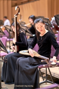 Pemain Pipa Miao-Tzu Chiu menyetel alat musiknya setelah mengganti senar baru.