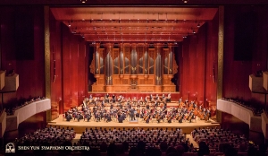 Sambutan hangat setelah konser pertama musim ini di National Concert Hall.
