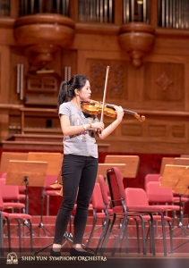 Konduktor Milen Nachev memimpin latihan.