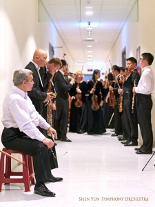 Di belakang panggung, anggota Orkestra Simfoni hampir siap memasuki ruang konser. 